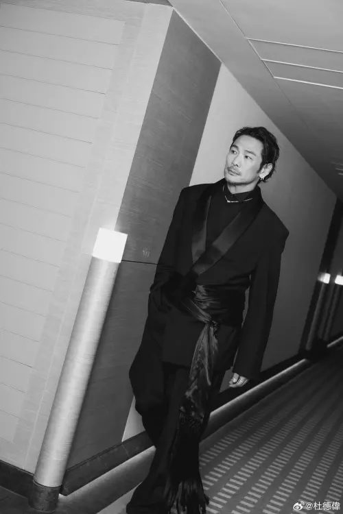 ▲杜德偉的穿搭獲得同業和時尚界肯定，獲得本屆香港電影金像獎頒獎典禮的「最佳衣著獎」。（圖／摘自 杜德偉微博）