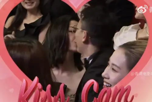 ▲衛詩雅、周祉安夫妻在鏡頭前大方接吻。（圖／翻攝自微博）