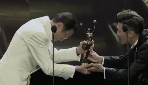▲梁家輝（左）獲得本屆香港金像獎最佳男主角獎。（圖／翻攝自微博）