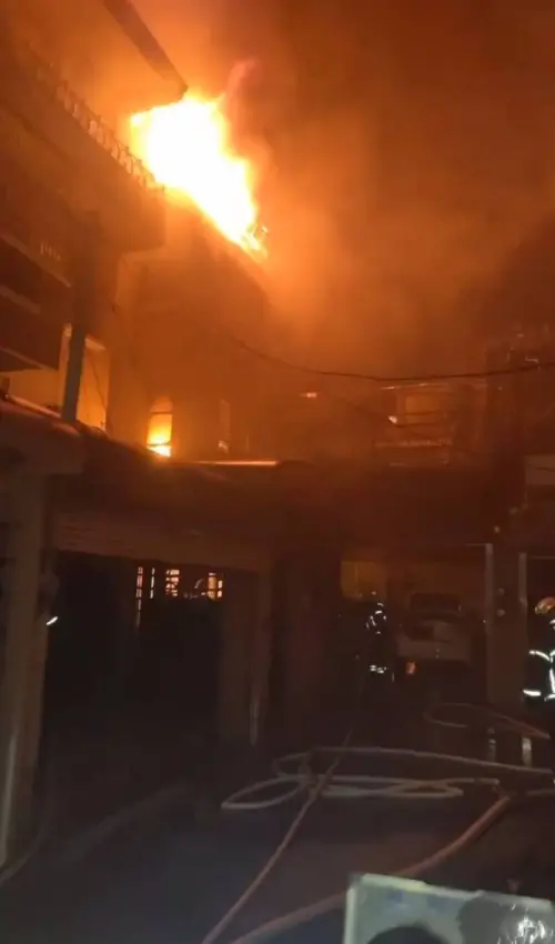 ▲ 嘉義東區民宅19日晚間火警，消防撲滅後在3樓陽台發現一家三口倒臥，送醫搶救仍不治。（圖／翻攝畫面）