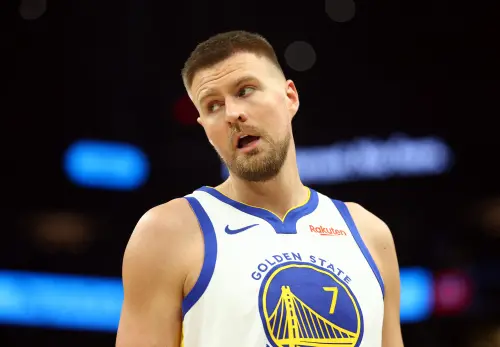 ▲7呎2吋的波爾辛吉斯（Kristaps Porzingis）在附加賽對決快艇時展現了天賦，隨即卻因腳踝痠痛缺席了後續對太陽的關鍵戰。（圖／路透／達志影像）