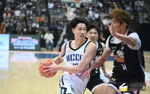 ▲雖然戰果看似輕鬆，但賽後即將畢業的政大核心成員宋昕澔與隊長徐得祈皆坦言，這座金盃背後是巨大的心理負荷。（圖／記者林柏年攝）