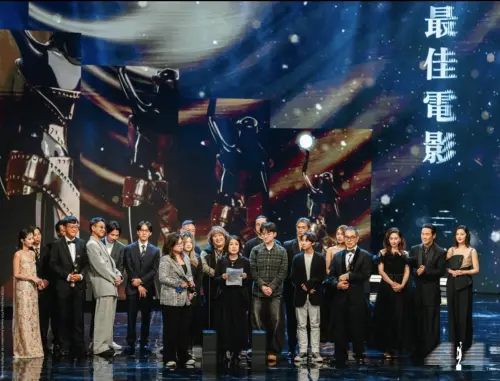 ▲《再見UFO》團隊上台共享成為最佳電影得主的榮耀，這部片也是今年香港電影金像獎實質上含金量的大贏家。（圖／摘自 IG@hongkongfilmawards）