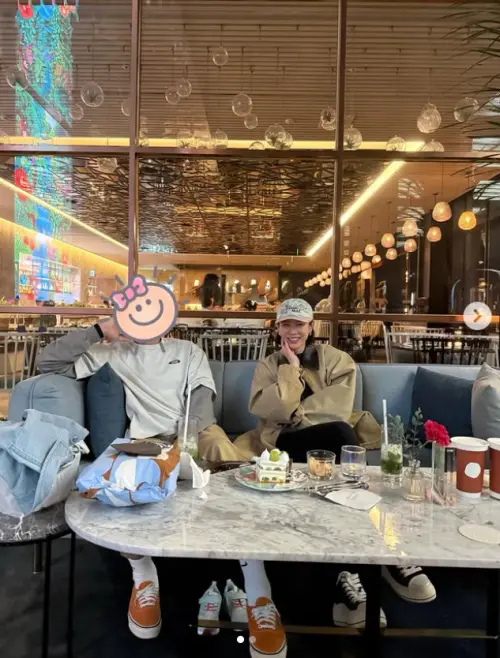 ▲孫藝真分享兒子幫忙拍的夫妻合照，自豪笑說這種程度已經可以說是藝術品了。（圖／孫藝真IG@yejinhand）