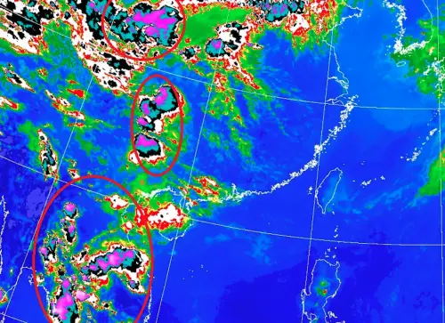 季節轉變中！鄭明典曬衛星雲圖：大片紫色出現　周四起全台炸雷雨
