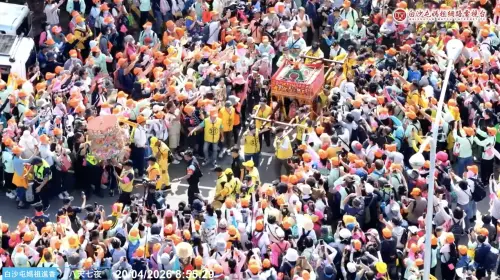 ▲▼白沙屯媽祖進香隊伍上午抵達秋茂園進行換轎儀式，由粉紅超跑改乘8人大轎，山邊媽祖同步分轎回宮，象徵雙媽同行行程結束。（圖／白沙屯媽祖網路電視台）