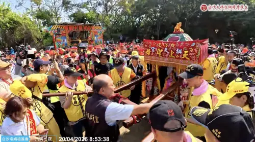 ▲▼白沙屯媽祖由粉紅超跑改乘8人大轎，山邊媽祖同步分轎回宮，前總統蔡英文在一旁參與換轎儀式。（圖／白沙屯媽祖網路電視台）