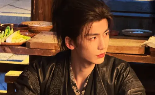 ▲張凌赫（如圖）因戲裡妝容精緻遭酸是「粉底液將軍」，但他卻表示素顏才是自己最自在的狀態。（圖／微博＠張凌赫）