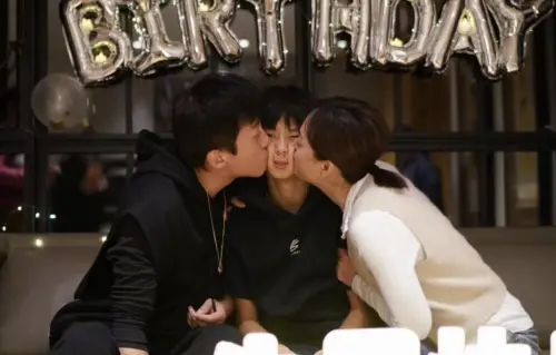 ▲孫儷（右）和鄧超（左）婚後育有1子1女，兒子等等（中）已經是一名青少年了。（圖／翻攝自孫儷微博）