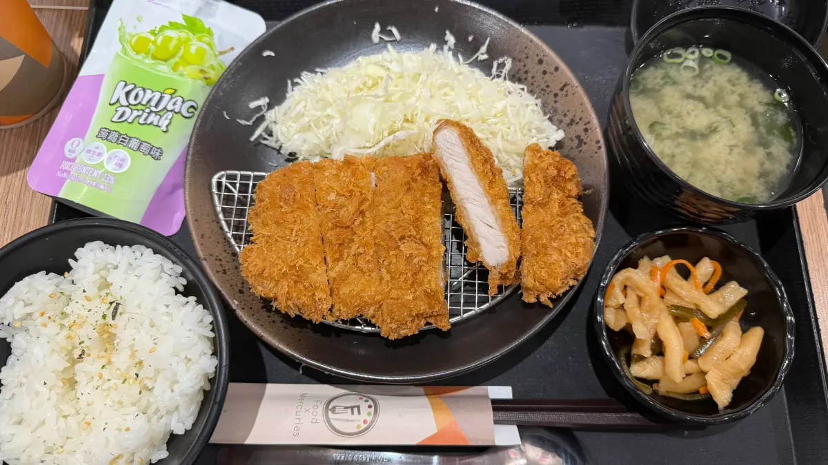 ▲福勝亭生日慶完又放送13大優惠券DM，飲料買一送一、開運豬排定食雙人套餐「現省110元」、日式唐揚雞+19元多一件等；月底省錢搭配內用搭配飯絲湯吃到飽。吉野家foodpanda外送優惠7折。（圖／記者蕭涵云攝）