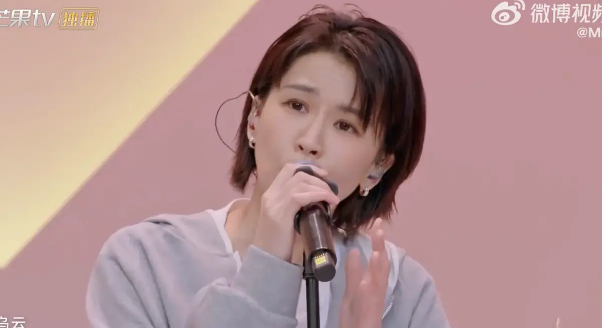 ▲曾沛慈在《浪姐》二公小考中再度展現超強歌唱實力，許多觀眾評價，她和其他參賽者不是一個等級的。（圖／翻攝自微博）