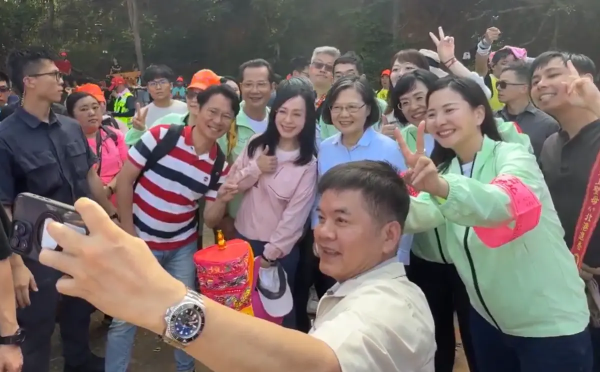 ▲蔡英文與蘇巧慧、陳品安等人赴白沙屯進香。（圖／蘇巧慧辦公室提供）