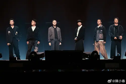 ▲周柏豪（左起）、林曉峰、張智霖、陳小春、謝天華、吳卓羲當天還同台表演。（圖／微博＠陳小春）