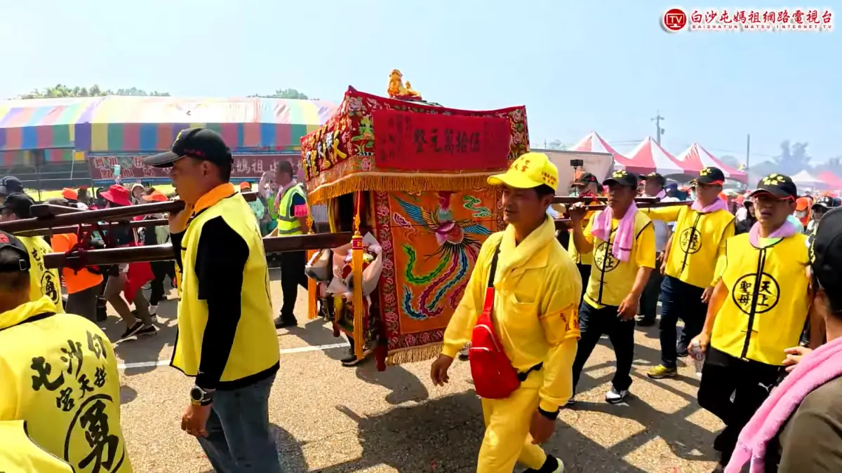 ▲白沙屯媽祖進香第8天，上午近9時已在通霄秋茂園換乘8人大轎，下午4時10分回到拱天宮。白沙屯媽祖現在目前位置、GPS即時定位網頁版、路線行程、直播即時影像一次看。（圖／白沙屯媽祖網路電視台）