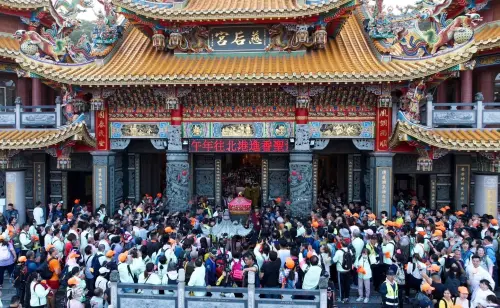 ▲白沙屯媽祖上午6時46分停駕在通霄通灣里慈后宮。（圖／「古哥空拍法人」提供）