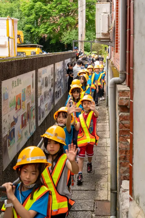 ▲活動邀請石碇國小小朋友一同扛電纜，體驗職人工作辛勤與趣味。（圖 / 台電提供）