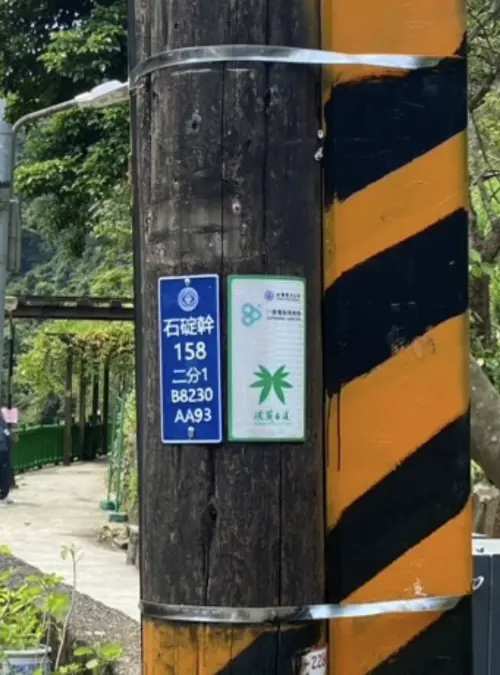 ▲「綠道上的電火柱」不僅可成為山林水岸間的引路標誌，藍色電桿牌上的數字更蘊藏引路密碼，其中電力座標號碼可作為對外提供定位的重要資訊。（圖 / 台電提供）