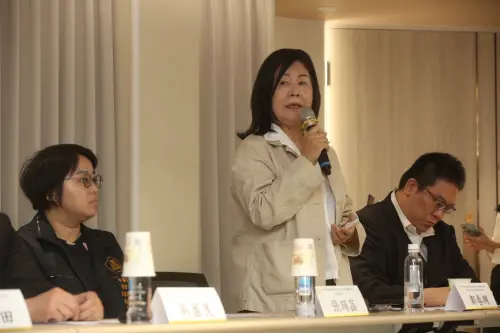 ▲鄭春綢說，2016年全國有約有1.7萬台遊覽車、927家車行，現在只剩下1.3萬台、888家車行。（圖／記者邱曾其攝影）