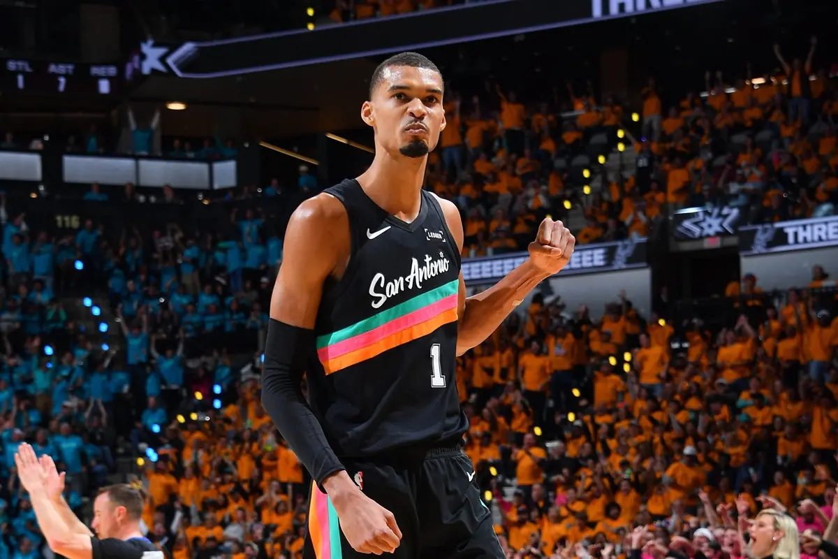 ▲聖安東尼奧馬刺季後賽首輪G1，在當家球星文班亞馬（Victor Wembanyama）35分帶領下，首戰大勝波特蘭拓荒者。（圖／取自聖安東尼奧馬刺 X）