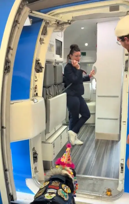 ▲海克力士登機執勤時，機組人員特別透過廣播介紹，讓全機乘客也加入祝福行列，機艙內響起生日快樂歌。（圖／翻攝自TikTok@CRW Hercules）