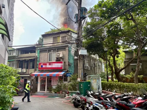 快訊／板橋民宅驚傳起火！頂樓「狂竄火舌、飄濃煙」驚悚畫面曝光