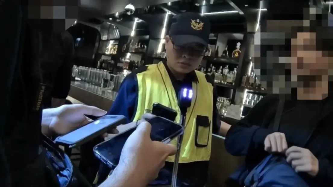 ▲台北市信義區松壽路一間酒吧昨（19日）凌晨準備打烊時遭到一名男子闖入，甚至直衝店內廚房隨意便溺。（圖／警方提供）