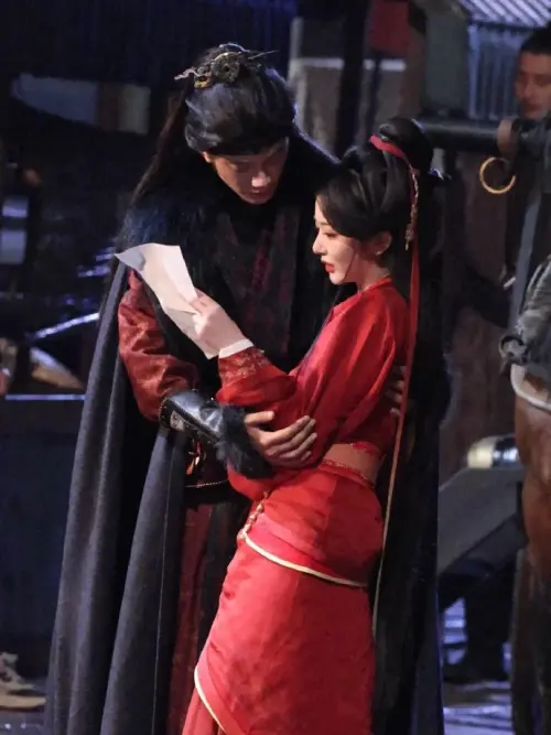 ▲鄧凱（左）、孔雪兒正在趕拍《將門獨后》，劇中兩人也是虐戀情侶。（圖／微博＠紫薯兔兔兔）