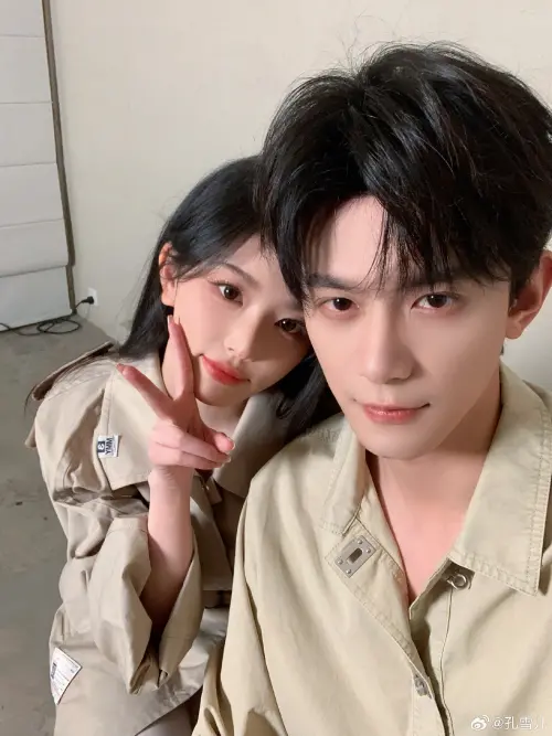 ▲孔雪兒（左）、鄧凱（右）情侶感超濃，下戲之後的互動也很熱絡。（圖／微博＠孔雪兒）