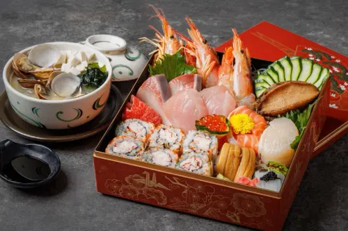 ▲順園全新「海鮮珠寶盒」套餐，持福容旅展美食通用券或福容台北一館美食票券，平日享「一券換兩套」優惠。（圖／業者提供）