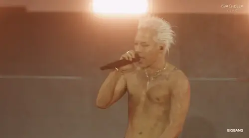 ▲不愛穿衣服的太陽，唱歌唱一唱又把衣服給脫掉了。（圖／coachella YT）