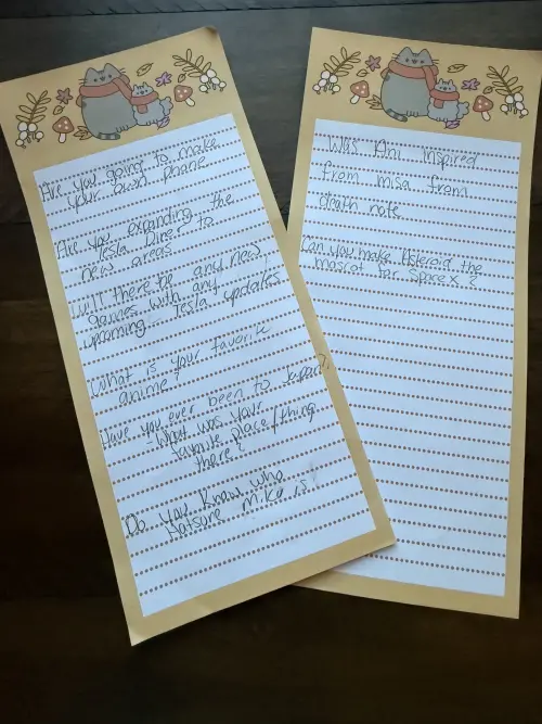 ▲麗芙生前準備好的 8 個問題清單，則一直靜靜擺在房間的床頭櫃上，最終成功被馬斯克本人看到，並做出回答。（圖／X@glennbeck）