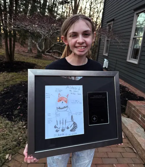 ▲麗芙 2022 年受邀為 SpaceX 北極星計畫（Polaris Program）繪製吉祥物，她創作了一隻「太空裝柴犬」Asteroid，該畫作也隨之被帶往太空。（圖／X@rebeccaperrotto）