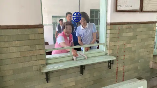 ▲立委楊瓊瓔（前左）與市議員邱愛珊（右）體驗舊泰安車站老式售票窗口滑動機關，見證百年鐵道文化遺產。(圖／楊瓊瓔服務處提供2026.4.20)