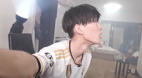 ▲gamix在室內放煙火導致火災警報器大響。（圖／ ガミックス【gamix】YT）