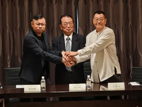 ▲隨著中工（2515）第 28 屆最新董事名單出爐，代表寶佳集團的大華建設董事長鄭斯聰（左）順利入列一般董事。此張「握手言和」資照，見證威京集團主席沈慶京信守和平移交承諾，正式開啟中工專業治理新局。圖為資料照。（圖／中工提供）