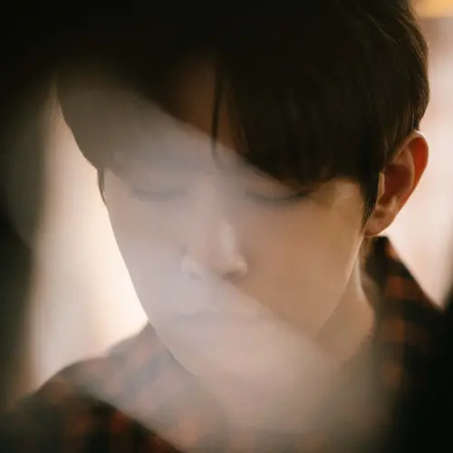 ▲炎亞綸新歌〈退化的淚腺〉MV上架，他自曝不愛完美的五官，有小缺陷才最迷人，因為那樣的小小不標準，恰恰顯化一個人的特色。（圖／晴空鳥提供）