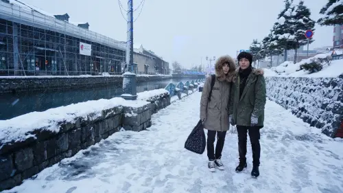 ▲炎亞綸（右）在新歌〈退化的淚腺〉MV中和AI男主角對戲，在沒有真實場景與對手的情況下，幾乎所有情緒都只能靠想像完成。（圖／晴空鳥提供）