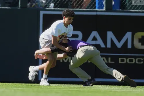 影／道奇比賽有瘋狂球迷闖入場內！金慧成傻眼　保全直接擒抱壓制