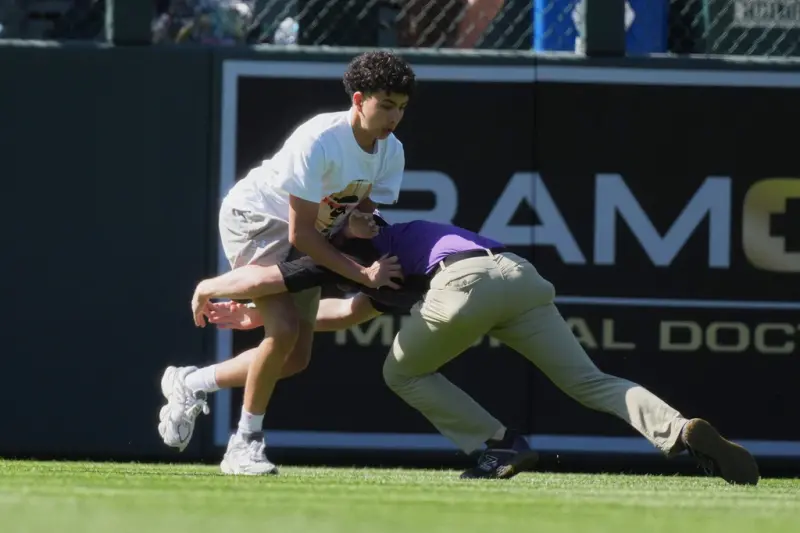 影／道奇比賽有瘋狂球迷闖入場內！金慧成傻眼　保全直接擒抱壓制