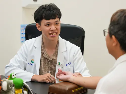 ▲崇德馬光中醫院長王垣皓問診細心親切，展現專業醫療服務。（圖／馬光中醫提供）