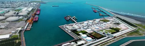 伊朗戰爭開打首艘闖出海峽　200萬桶原油將挹注油料、桶裝瓦斯