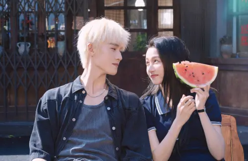 ▲李昀鋭（左）和關曉彤在《耀眼》中上演落難千金愛上海島男孩的戲碼。（圖／翻攝自微博@電視劇耀眼）