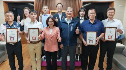 全國模範勞工揭曉　高雄4人摘最高榮譽議長康裕成頒獎表揚