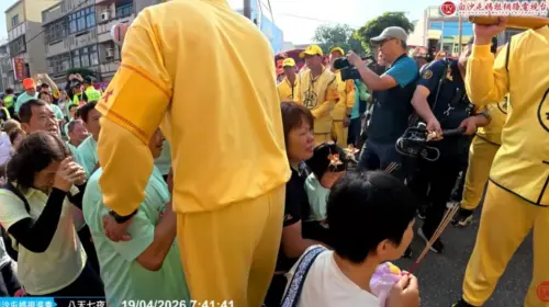 ▲女童母親（右下）跪在地上祈求媽祖保佑，希望自己的女兒可以早日康復，透露女兒現在狀況已經稍微有好轉。（圖/白沙屯媽祖電視台）