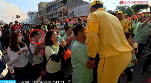 台中2歲女童墜8樓！母帶玩具跪求白沙屯媽祖：救救她　最新傷況曝