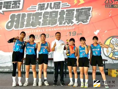 ▲台灣電力公司鳳山區營業處舉辦第8屆台電盃排球錦標賽，經過多場競技，台南市安慶國小藍隊獲6年級女生組冠軍之殊榮，由鳳山區營業處處長黃明舜(中)頒發獎金及獎牌，以資鼓勵。(圖／記者黃守作攝)