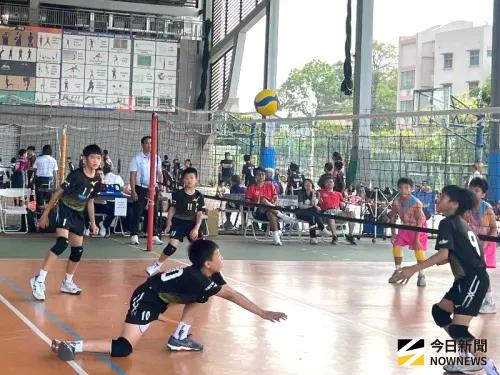 ▲台灣電力公司鳳山區營業處舉辦第8屆台電盃排球錦標賽，參賽的各球隊均使出混身解數，展開為期兩天的競賽，以求爭取奪冠。(圖／記者黃守作攝)