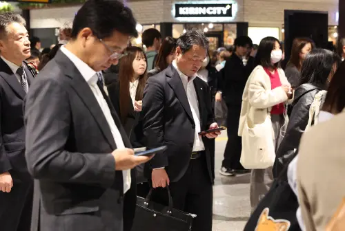 ▲日本青森7.5強烈地震，東北與秋田新幹線暫停營運，許多日本民眾在車站內掌握最新交通狀況。（圖／美聯社／達志影像）