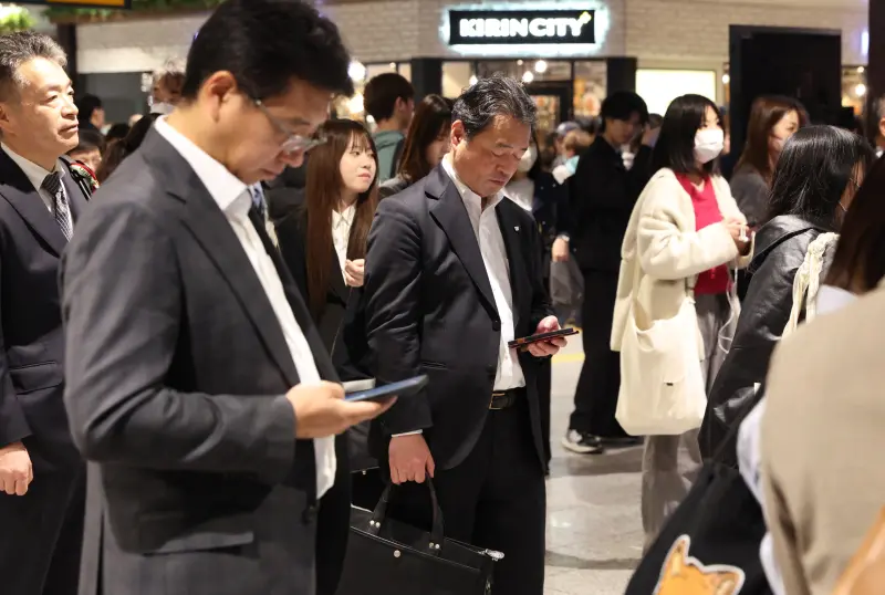    ▲日本青森7.5強烈地震，東北與秋田新幹線暫停營運，許多日本民眾在車站內掌握最新交通狀況。（圖／美聯社／達志影像）  