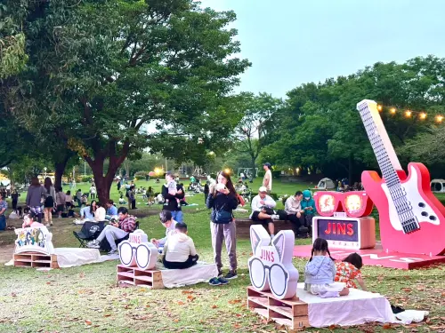 毛孩聚集在華山！JINS毛孩音樂市集　吸近萬人卡位野餐、滾草皮